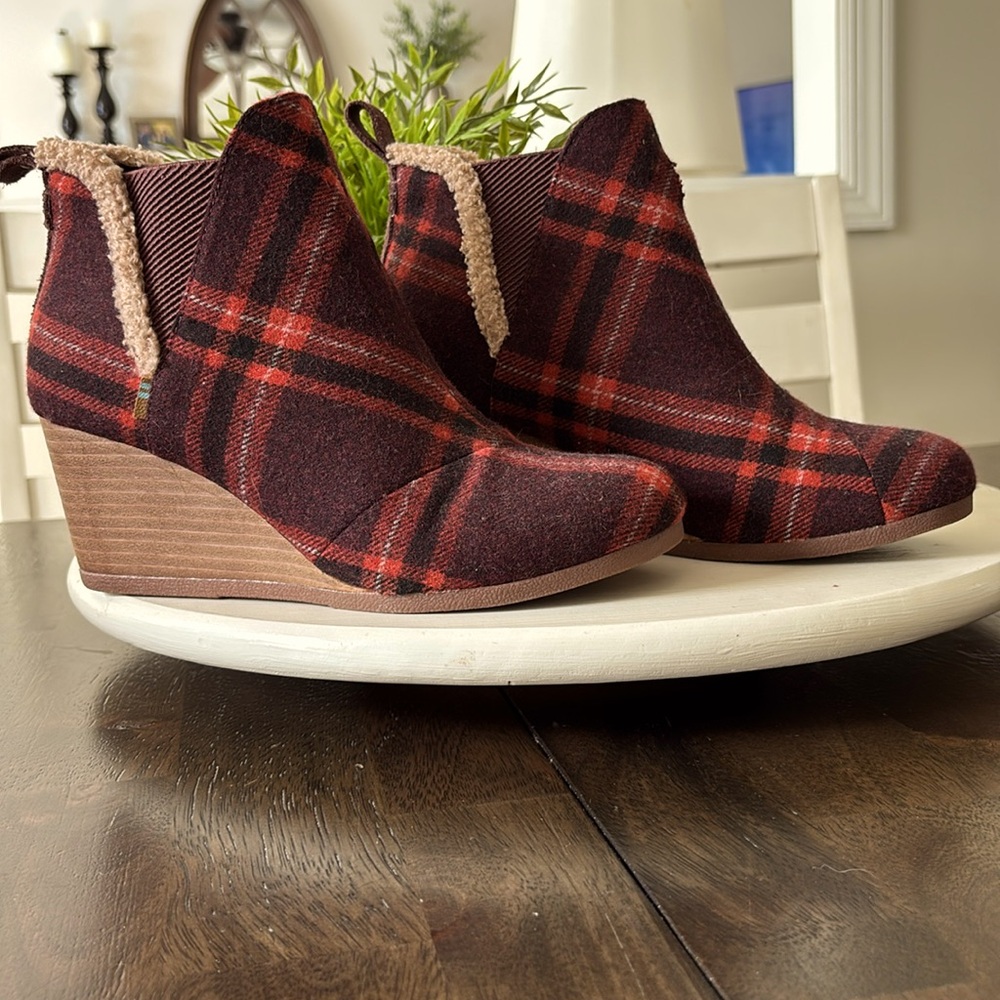 Tom’s Kelsey ankle boot. Size 9, plaid wool